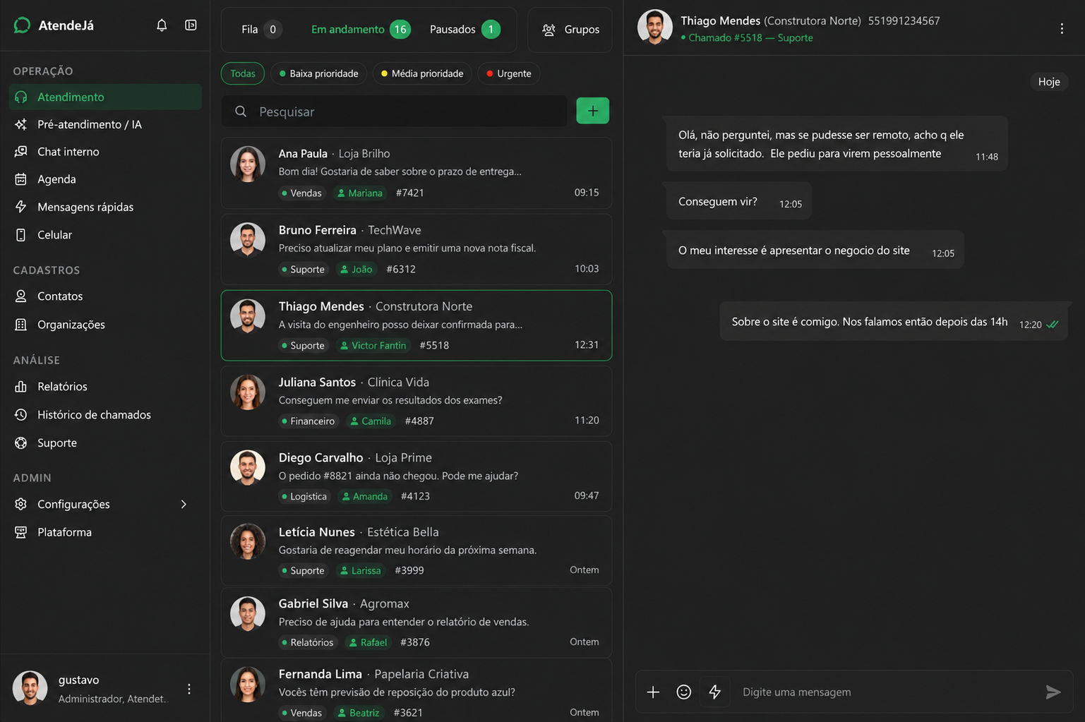 Painel do AtendeJá com a fila de atendimentos e uma conversa aberta
